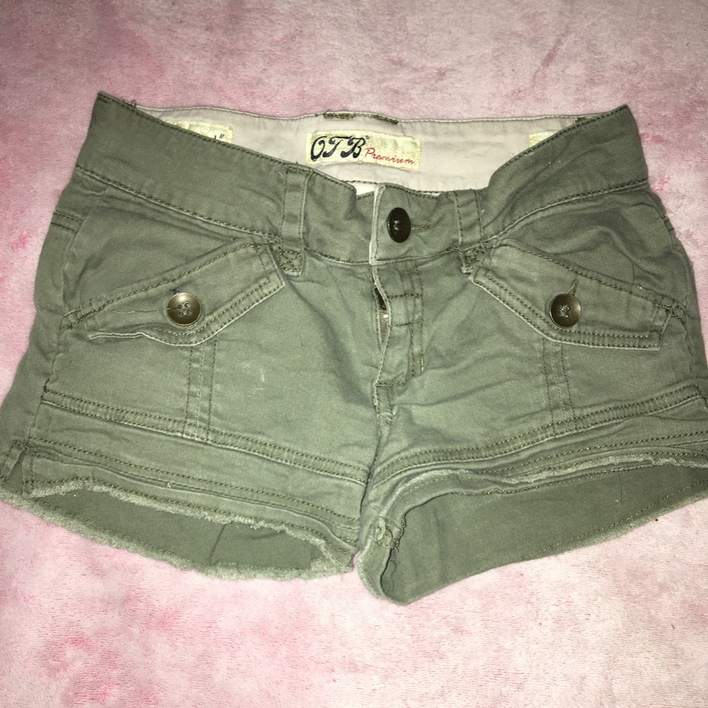 Olive short